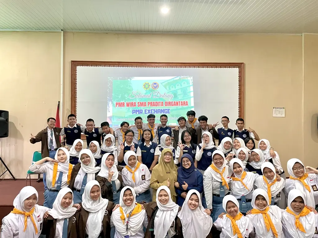 Foto bersama usai latihan bersama di ruang multimedia SMAN 1 Surakarta