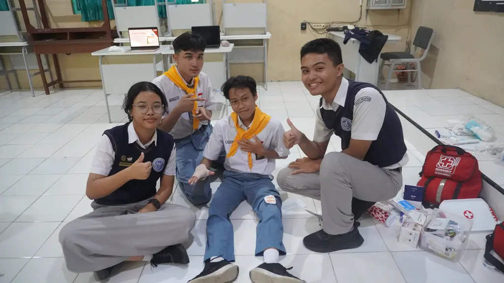 Praktik penanganan tangan keseleo dan perdarahan kecil