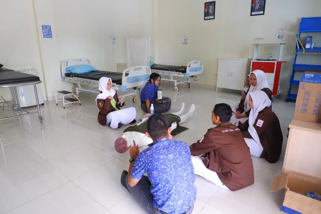 Pemaparan materi CPR di UKS Pradita Dirgantara