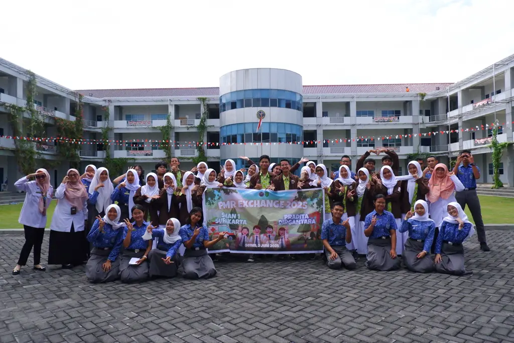 Foto bersama di tempat paling ikonik di Pradita