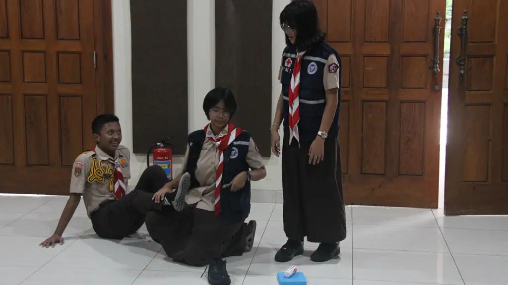 Demonstrasi penanganan kaki keseleo