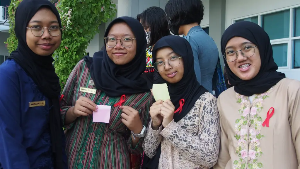 Pembuatan sticky notes untuk menyemangati penderita HIV/AIDS